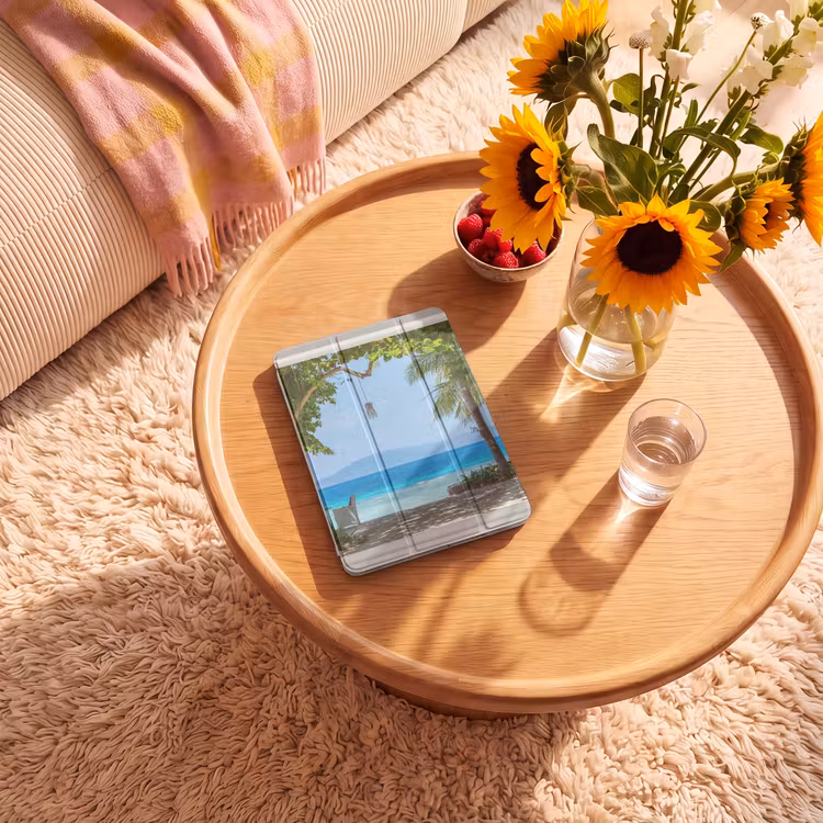 iPad-Hülle - Aussicht - Baum - Meer - Palme - Hügel - Strand - Blau — 2