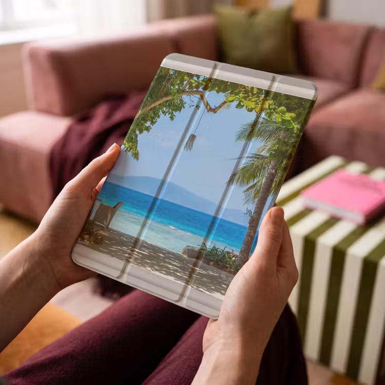 iPad-Hülle - Aussicht - Baum - Meer - Palme - Hügel - Strand - Blau — 4