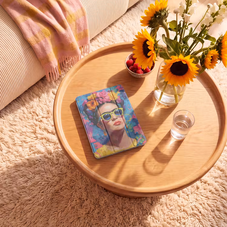 iPad-Hülle - Fröhliches Porträt - Frau - Blumenkranz — 2