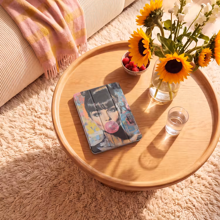 iPad-Hülle - Kaugummi - Frau - Pinselstriche - Modern — 2