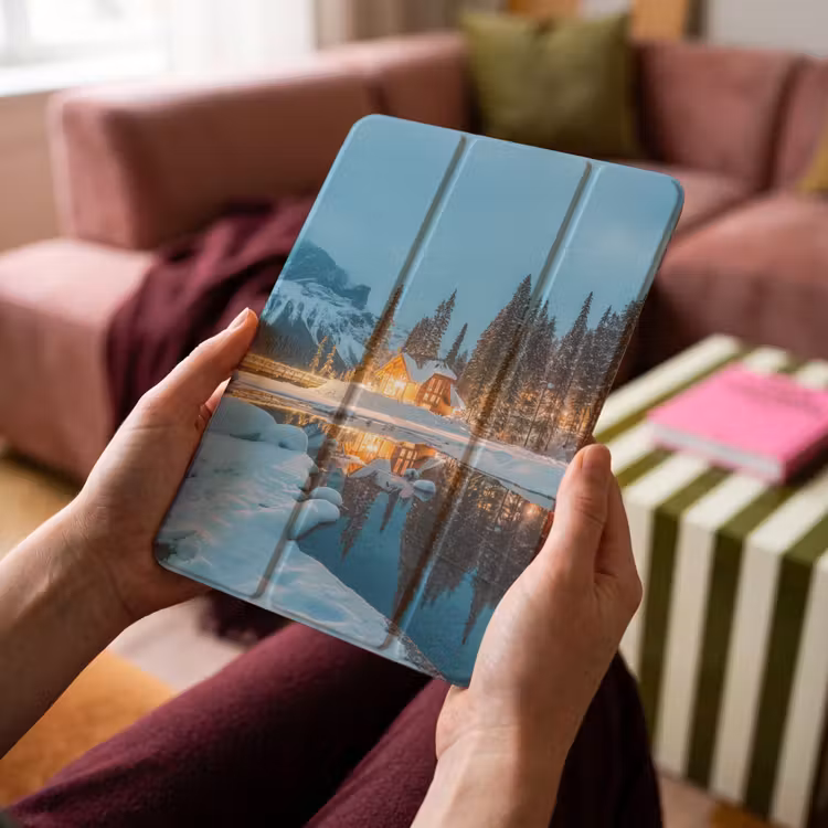 iPad-Hülle - Winterlandschaft - Natur - Haus - Berge - Schnee — 4