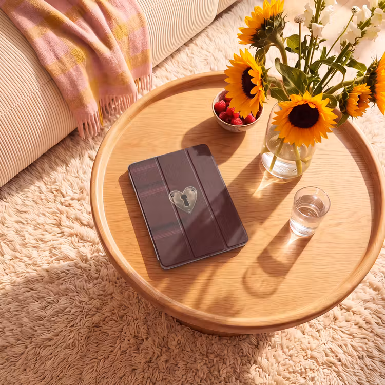iPad-Hülle - Bordeaux - Schlüsselanhänger - Holz - Tür — 2