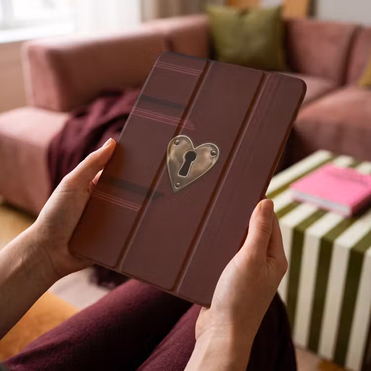 iPad-Hülle - Bordeaux - Schlüsselanhänger - Holz - Tür — 4