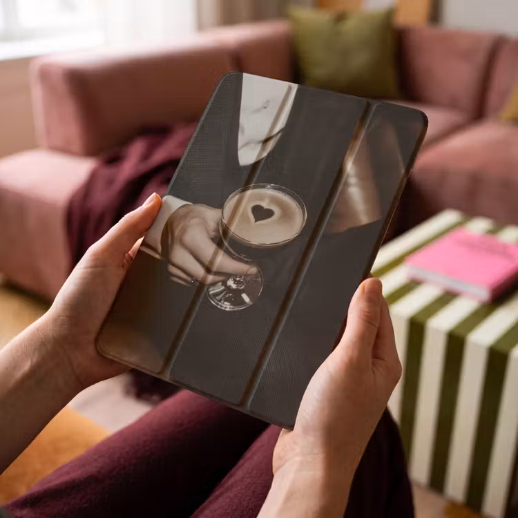iPad-Hülle - Herz - Cocktail - Espresso Martini - Hand — 4