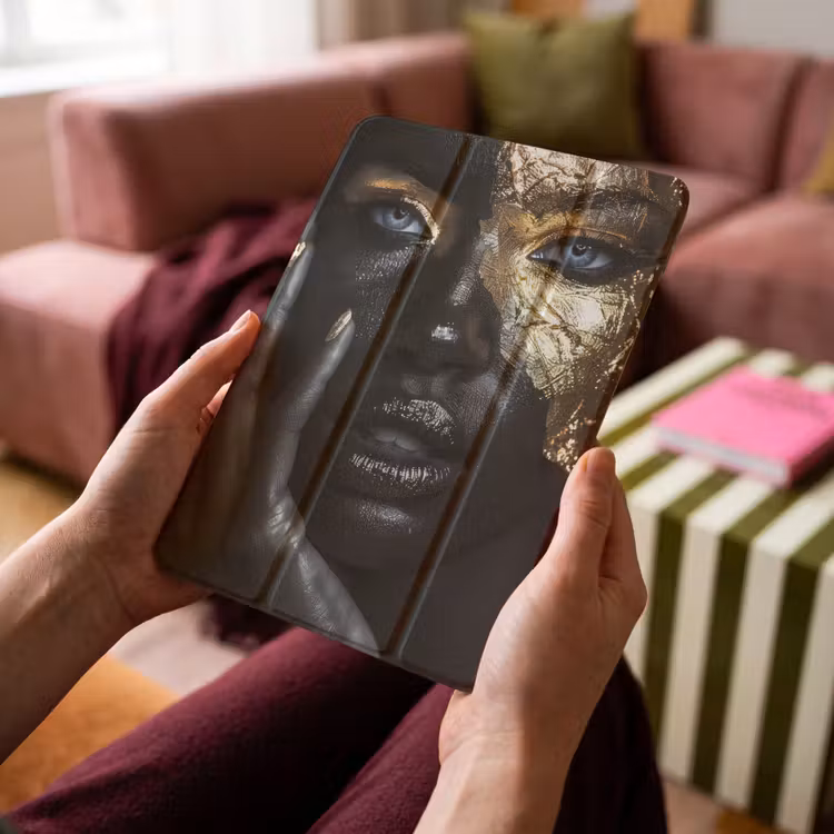 iPad-Hülle - Frau - Gold - Porträt - Modern - Schwarz - Abstrakt — 4