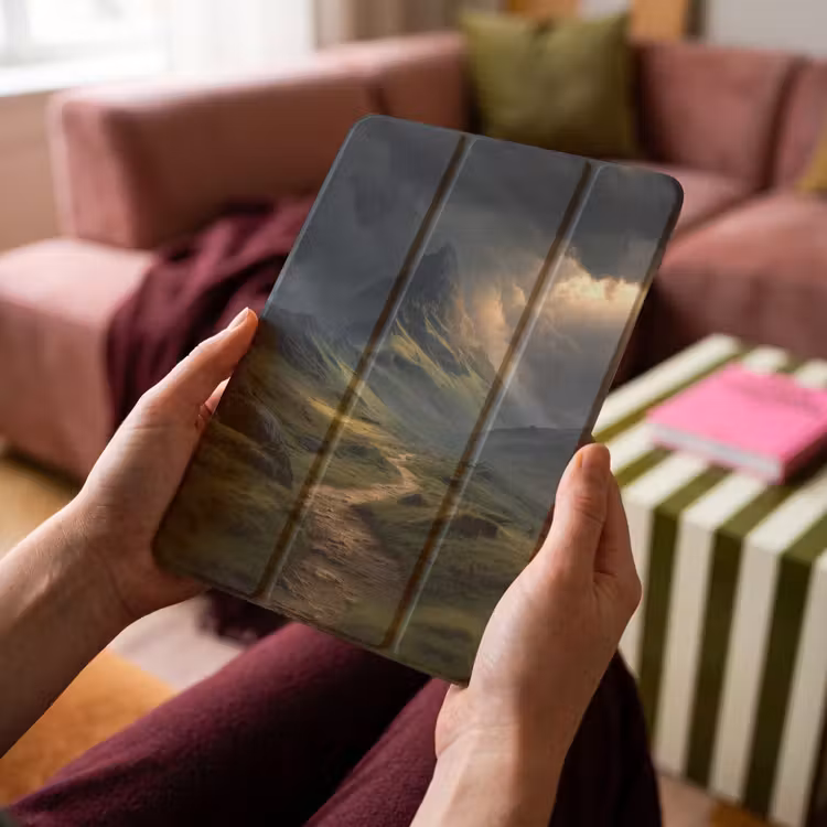 iPad-Hülle - Berge - Gewundener Pfad - Grün - Wolken — 4