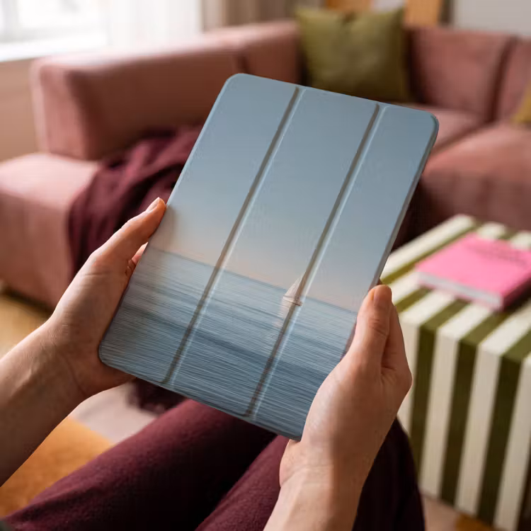 iPad-Hülle - Segelboot - Ruhige See - Strahlend blauer Himmel — 4