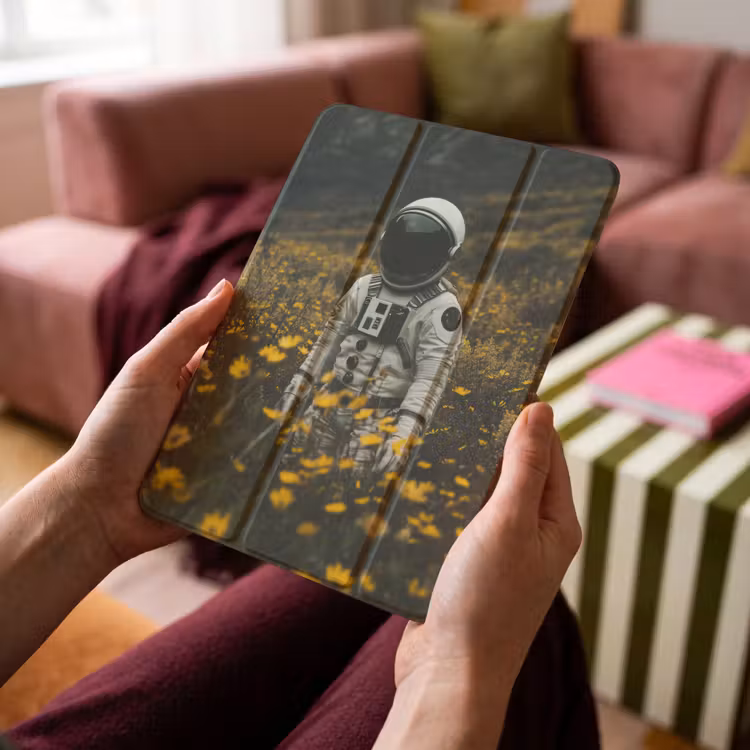 iPad-Hülle - Astronaut - Blumen - Feld - Gelb — 4