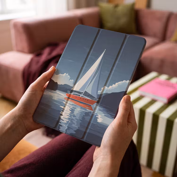 iPad-Hülle - Segelboot - Dunkle Berge - Stille — 4