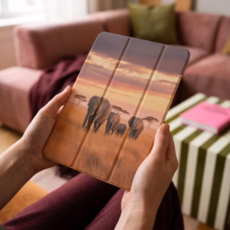 iPad-Hülle - Elefantengruppe - Offene Ebene - Sonne — 4