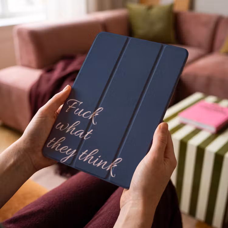 iPad-Hülle - Scheiß drauf, was sie denken - Blau - Kursiv — 4