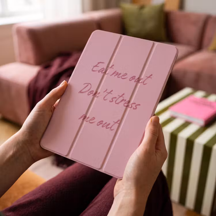 iPad-Hülle - Eat me out don't stress me out - Rosa - Handgeschrieben — 4