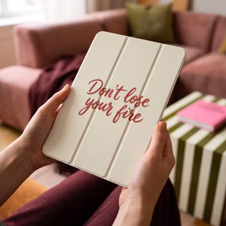 iPad-Hülle - Verlieren Sie Ihr Feuer nicht - Rot - Weiß - Minimalistisch — 4