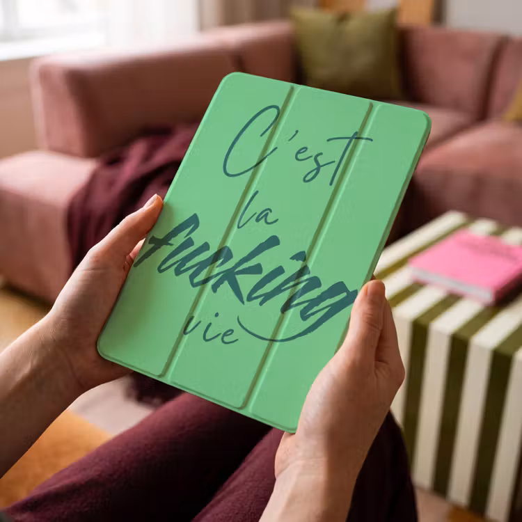 iPad-Hülle - c'est la fucking vie - Grün - Bürstenstil — 4