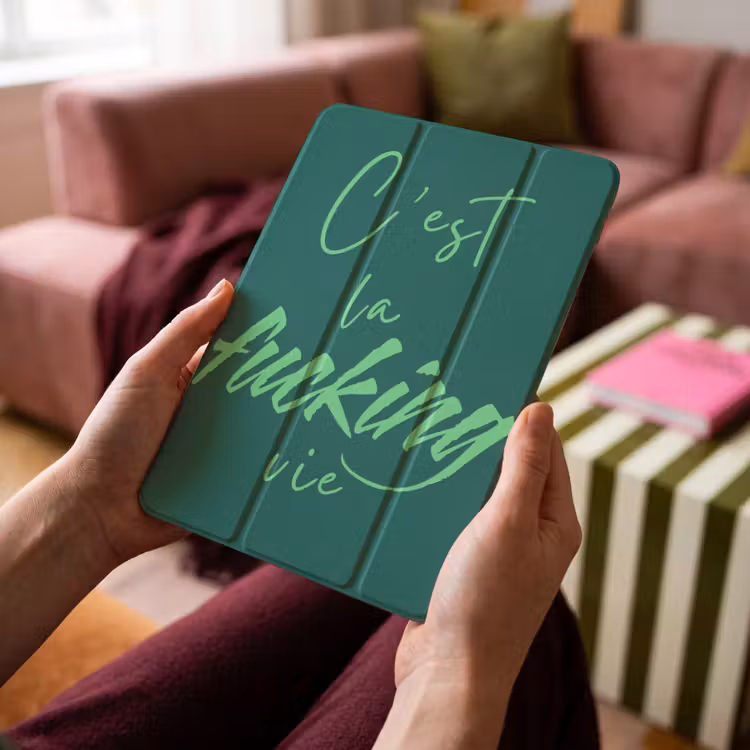 iPad-Hülle - c'est la fucking vie - Grün - Handschriftlich — 4
