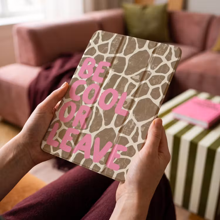 iPad-Hülle - Text - Bleib cool oder geh - Rosa - Giraffendruck — 4