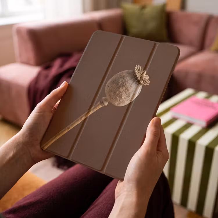 iPad-Hülle - Mohnzwiebel - Trockenblume - Braun - Minimalistisch — 4