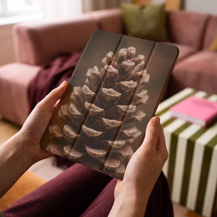 iPad-Hülle - Tannenzapfen - Wald - Herbst - Braun - Atmosphärisch — 4