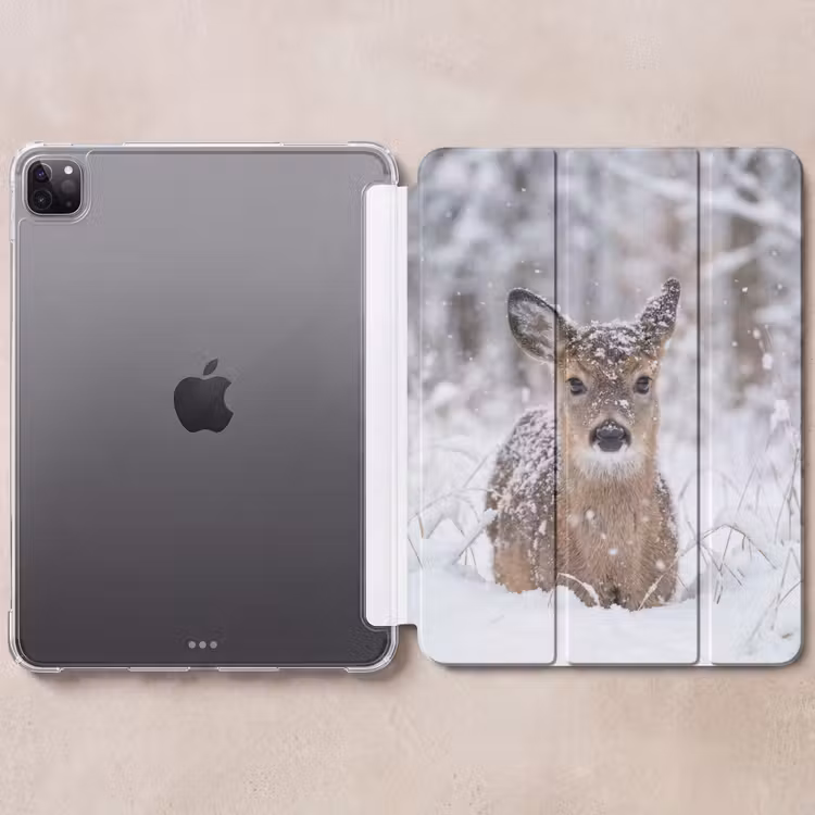 iPad-Hülle - Hirsche - Schnee - Wald - Tiere - Liebenswert — 6