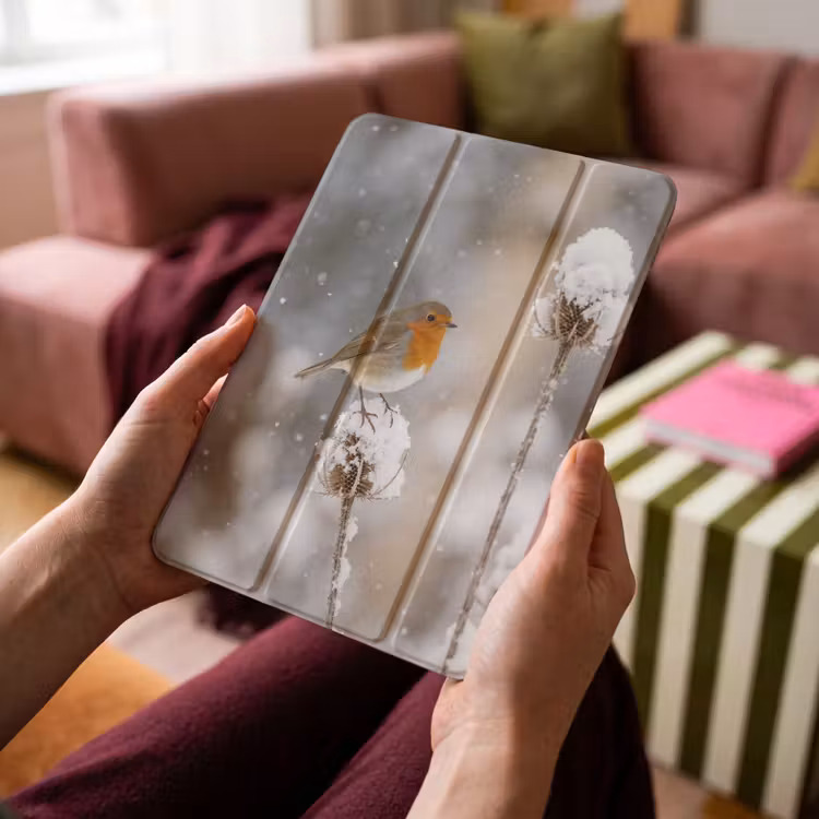 iPad-Hülle - Rotkehlchen - Getrocknete Blume - Schnee - Winter - Lieblich — 4