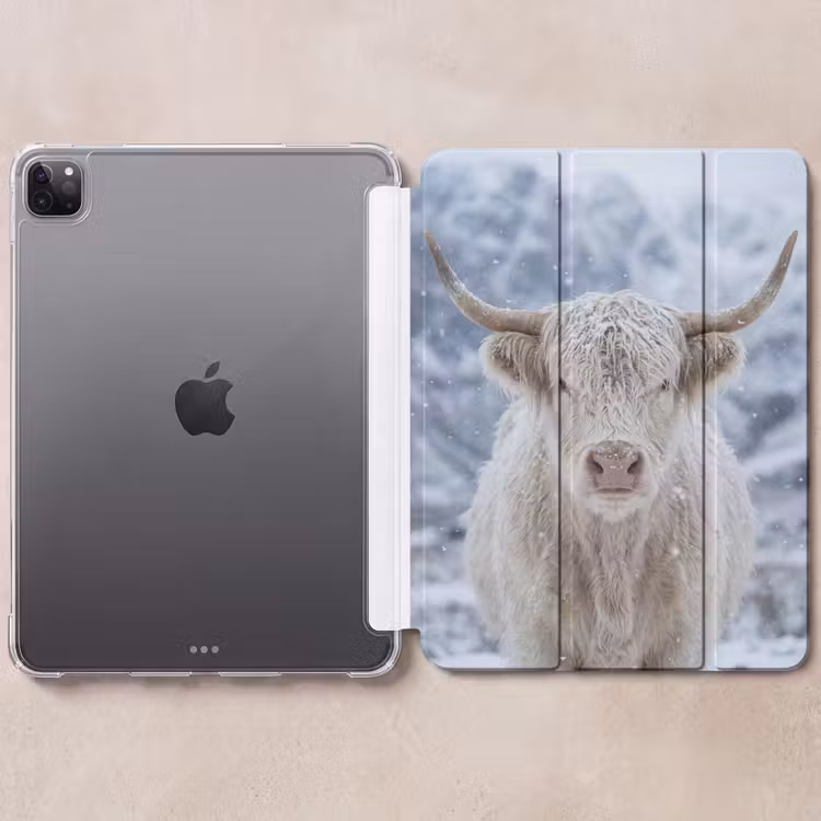 iPad-Hülle - Schottische Highlander - Schnee - Berge - Winter — 6
