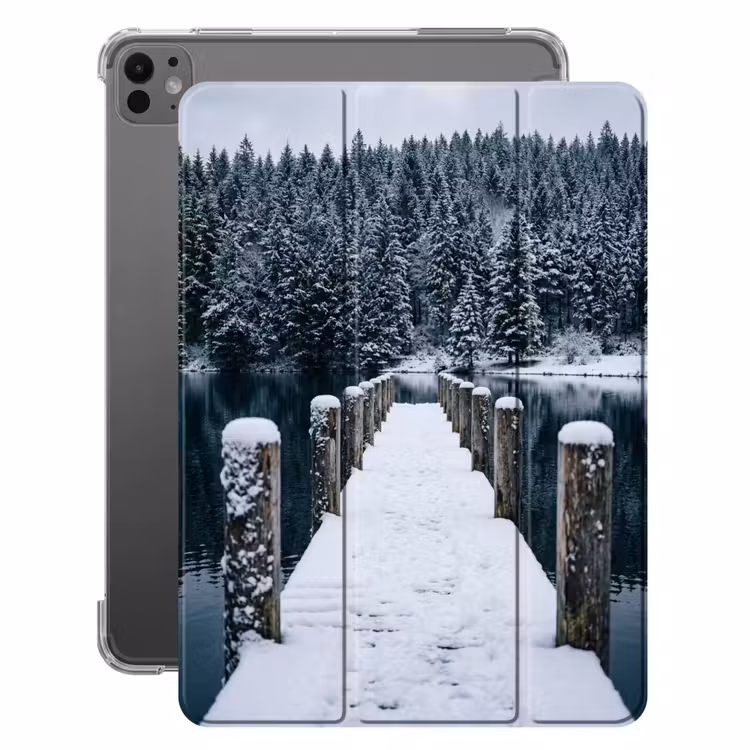iPad-Hülle - Steg - See - Schnee - Berge - Ruhe — 1