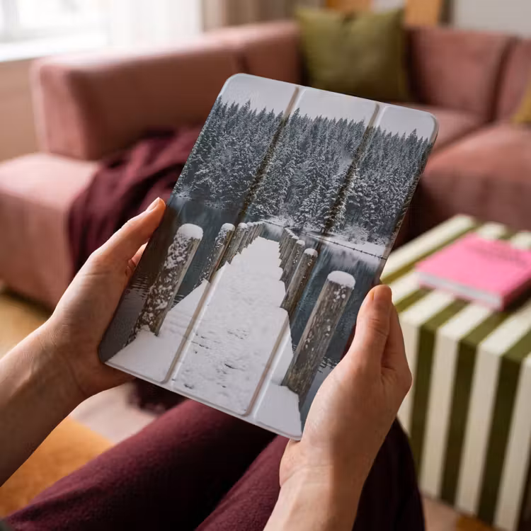 iPad-Hülle - Steg - See - Schnee - Berge - Ruhe — 4