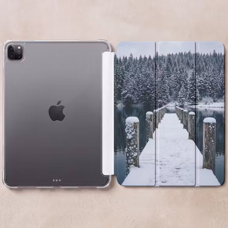 iPad-Hülle - Steg - See - Schnee - Berge - Ruhe — 6