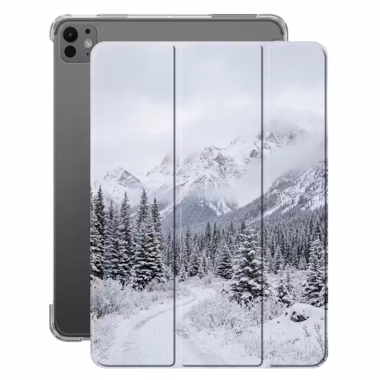 iPad-Hülle - Straße - Berge - Schnee - Nadelwald - Abenteuerlich — 1