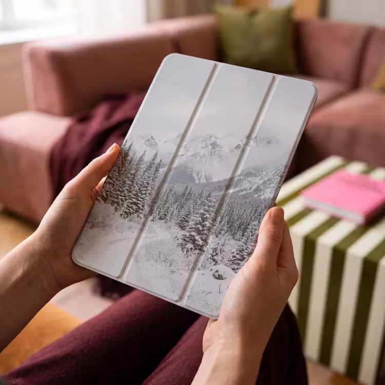 iPad-Hülle - Straße - Berge - Schnee - Nadelwald - Abenteuerlich — 4