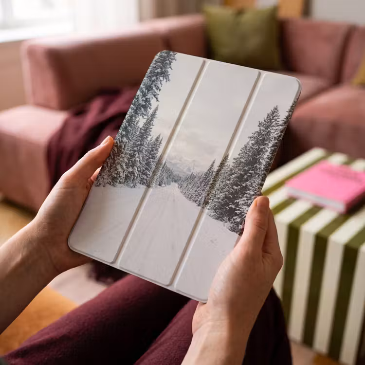 iPad-Hülle - Straße - Schnee - Nadelwald - Winter - Abenteurer — 4