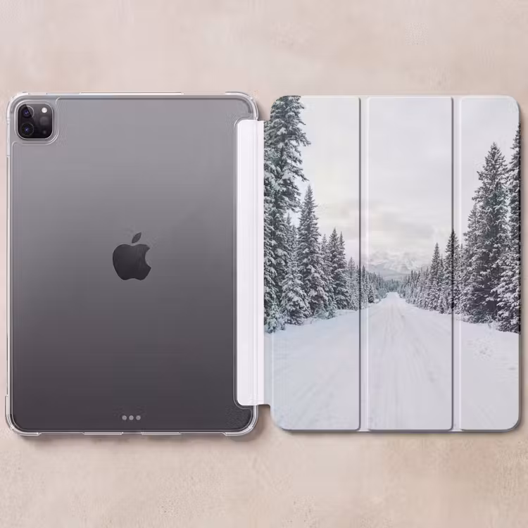 iPad-Hülle - Straße - Schnee - Nadelwald - Winter - Abenteurer — 6