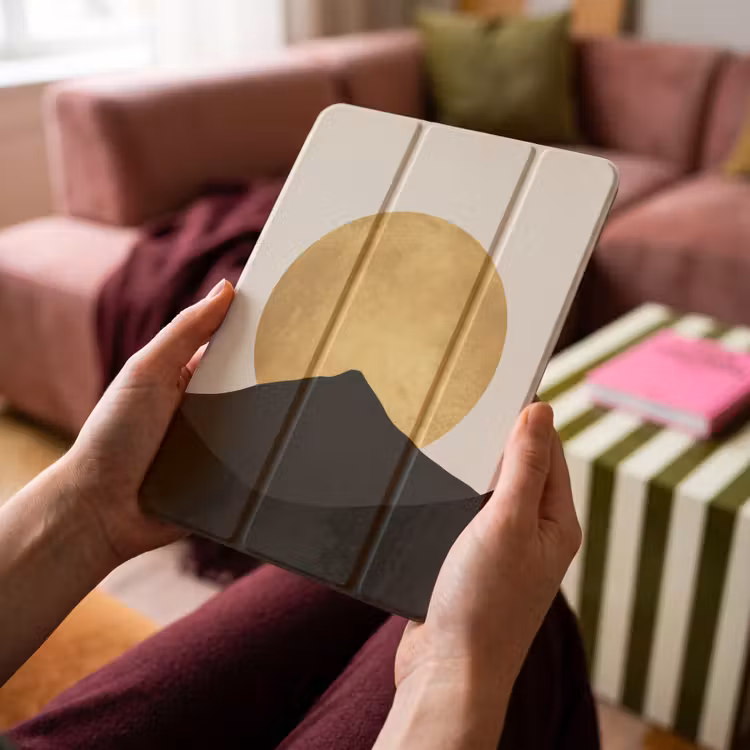 iPad-Hülle - Bergsilhouetten - Goldener Kreis - Beige — 4