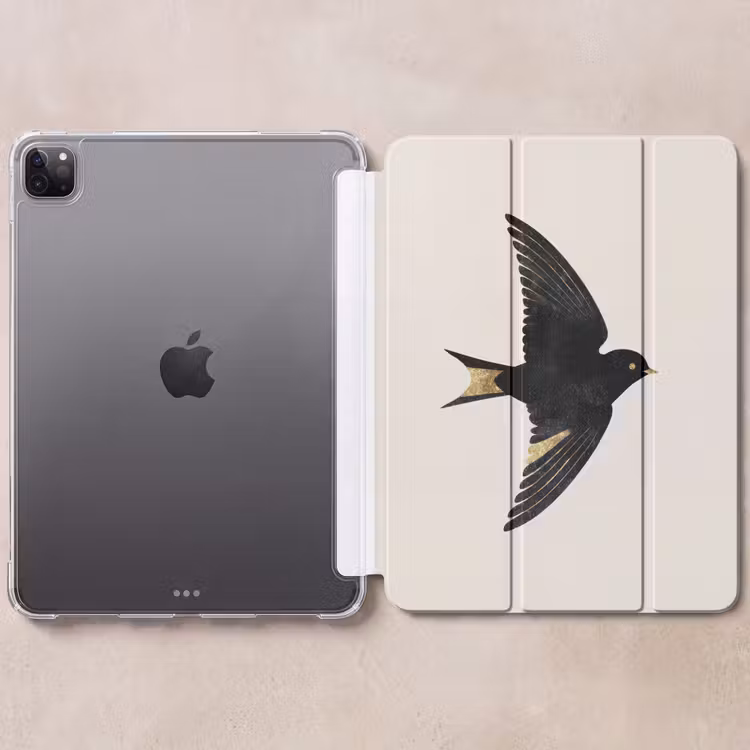 iPad-Hülle - Schwarze Schwalbe - Goldfarbene Akzente - Heller Hintergrund — 6