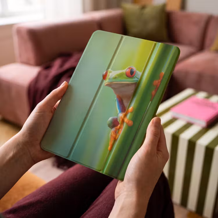 iPad-Hülle - Grüner Frosch - Neugierig - Gras — 4