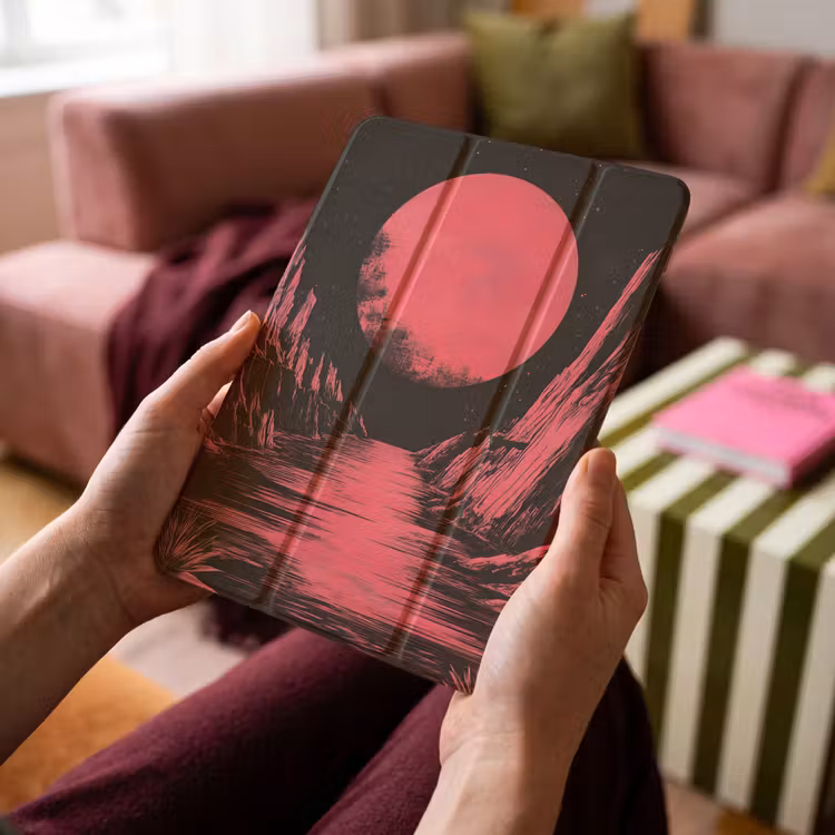 iPad-Hülle - Mond - Helles Rosa - Berge - Fluss — 4