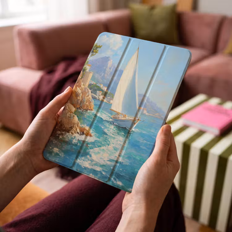 iPad-Hülle - Segelboot - Felsen - Küste - Häuser — 4