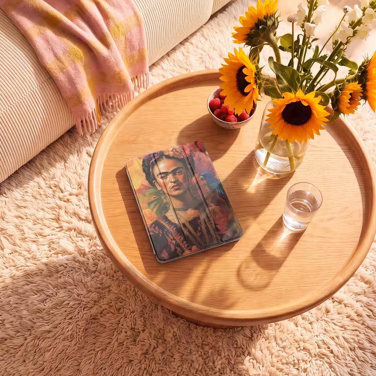 iPad-Hülle - Frau - Blumen - Papagei - Malerisch — 2