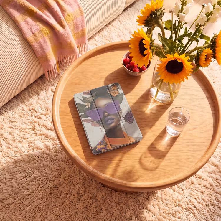iPad-Hülle - Frau - Sonnenbrille - Schmetterling - Blumen — 2