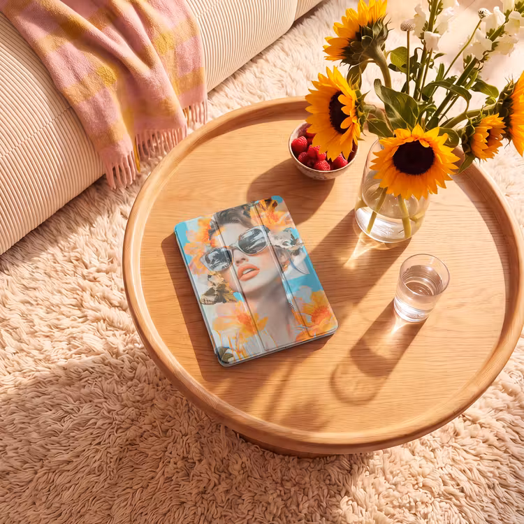 iPad-Hülle - Blumen - Frau - Sonnenbrille - Blau — 2