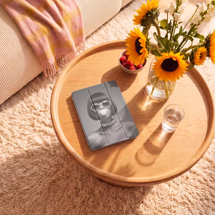 iPad-Hülle - Frau - Schwarz und weiß - Halskette - Sonnenbrille — 2
