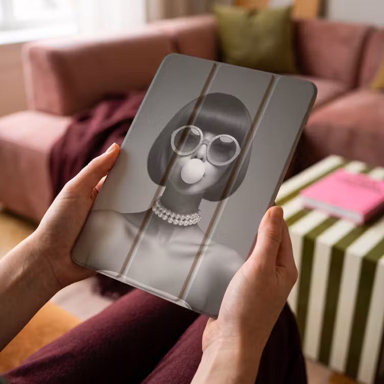 iPad-Hülle - Frau - Schwarz und weiß - Halskette - Sonnenbrille — 4