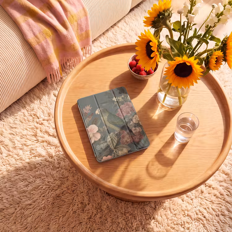 iPad-Hülle - Grüner Papagei - Bunte Blumen - Dunkler Hintergrund — 2