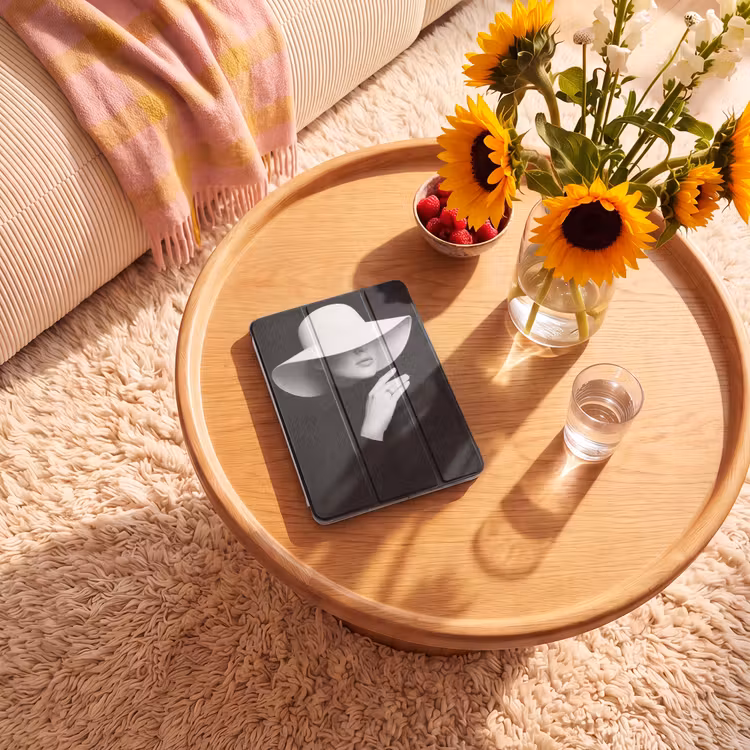 iPad-Hülle - Frau - Hut - Hand - Schwarz - Weiß - Klassisch — 2
