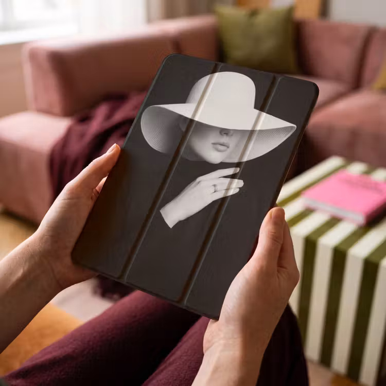 iPad-Hülle - Frau - Hut - Hand - Schwarz - Weiß - Klassisch — 4