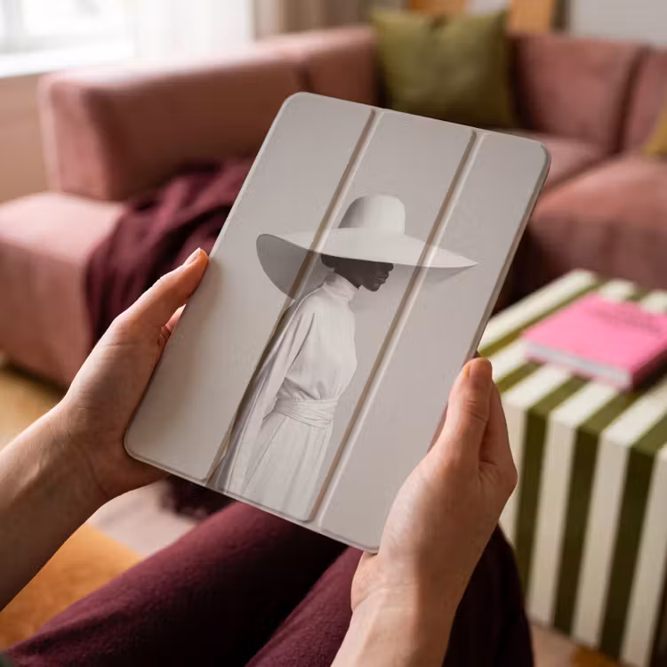 iPad-Hülle - Frau - Profil - Hut - Schwarz - Weiß - Minimalistisch — 4