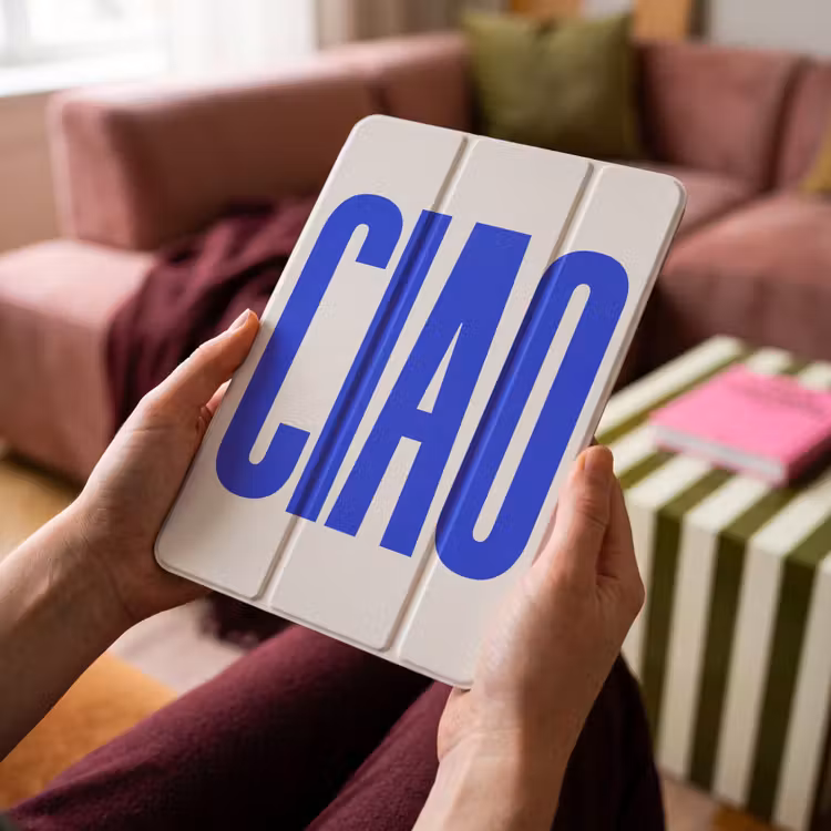 iPad-Hülle - Ciao - Großbuchstaben - Blau - Minimalistisch — 4