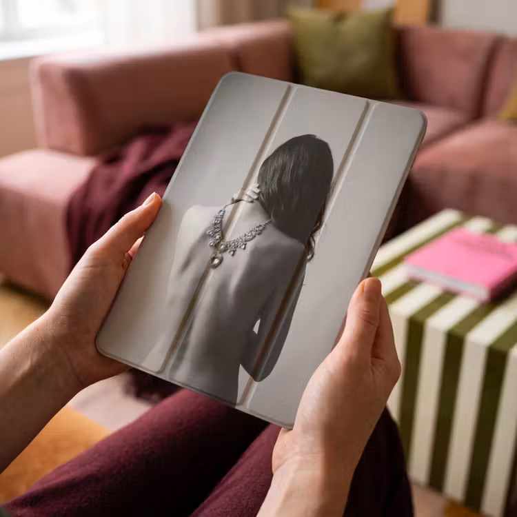 iPad-Hülle - Frau - Halskette - Mode - Schwarz - Weiß — 4