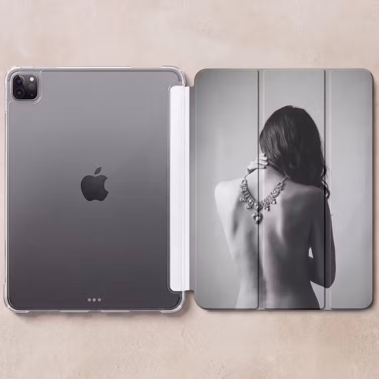 iPad-Hülle - Frau - Halskette - Mode - Schwarz - Weiß — 6