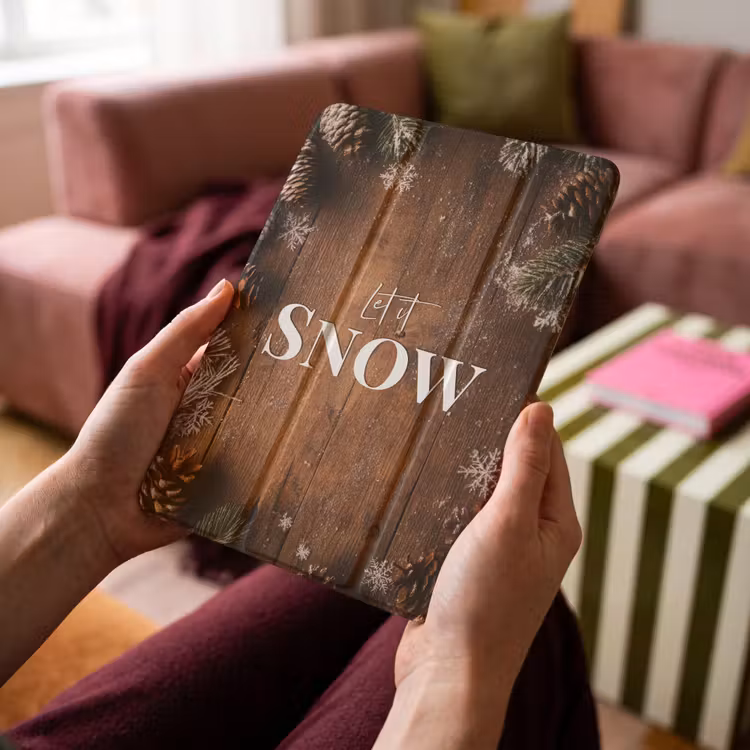 iPad-Hülle - Schnee - Holzoptik - Zitat - Let it snow — 4